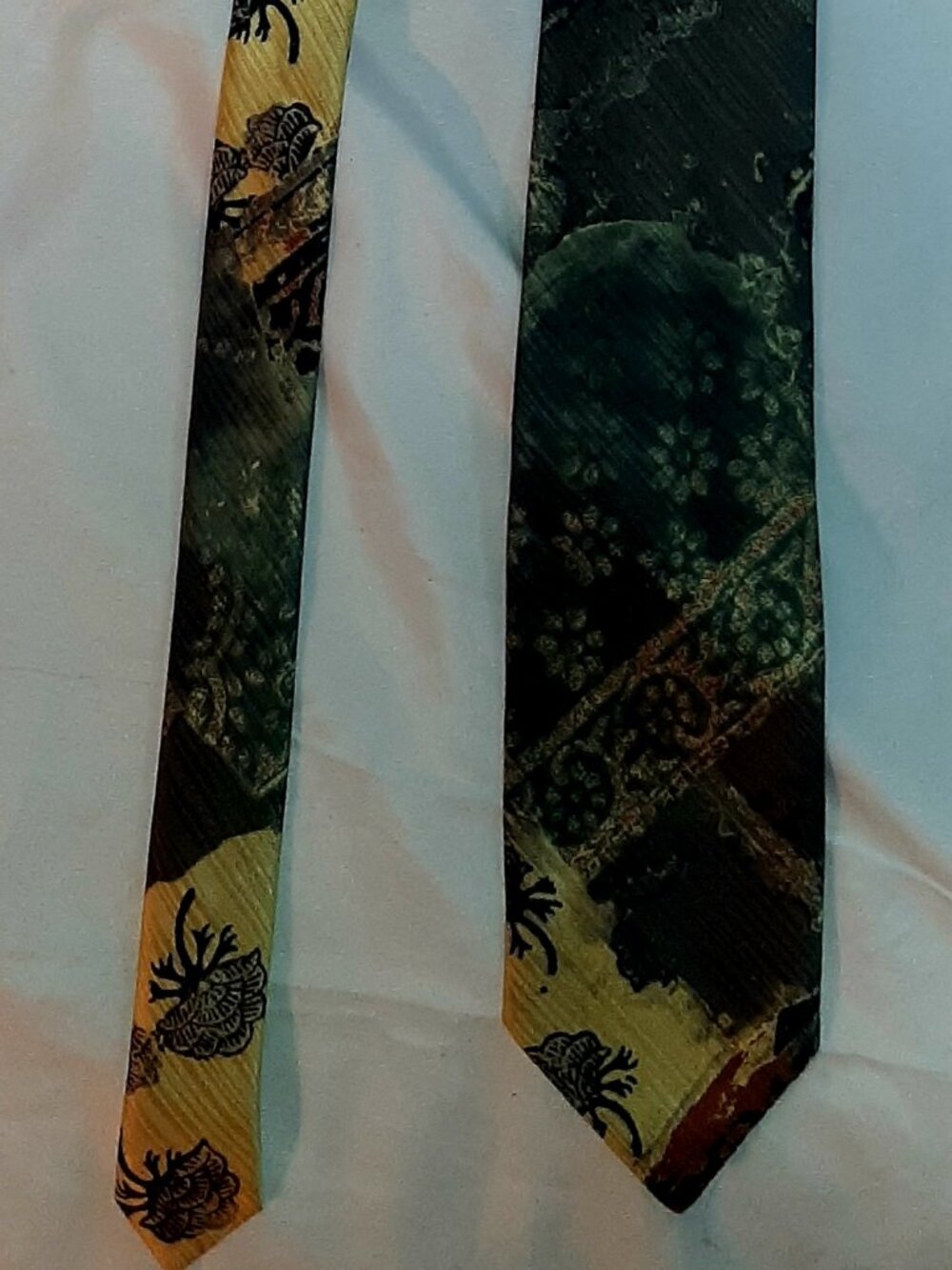 Pierre Cardin poly-silk-crep tie